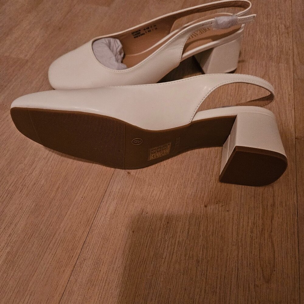 Size 9 white never worn DREAMPAIRS shoes